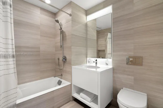 a en suite spacious bathroom with a shower and mirror
