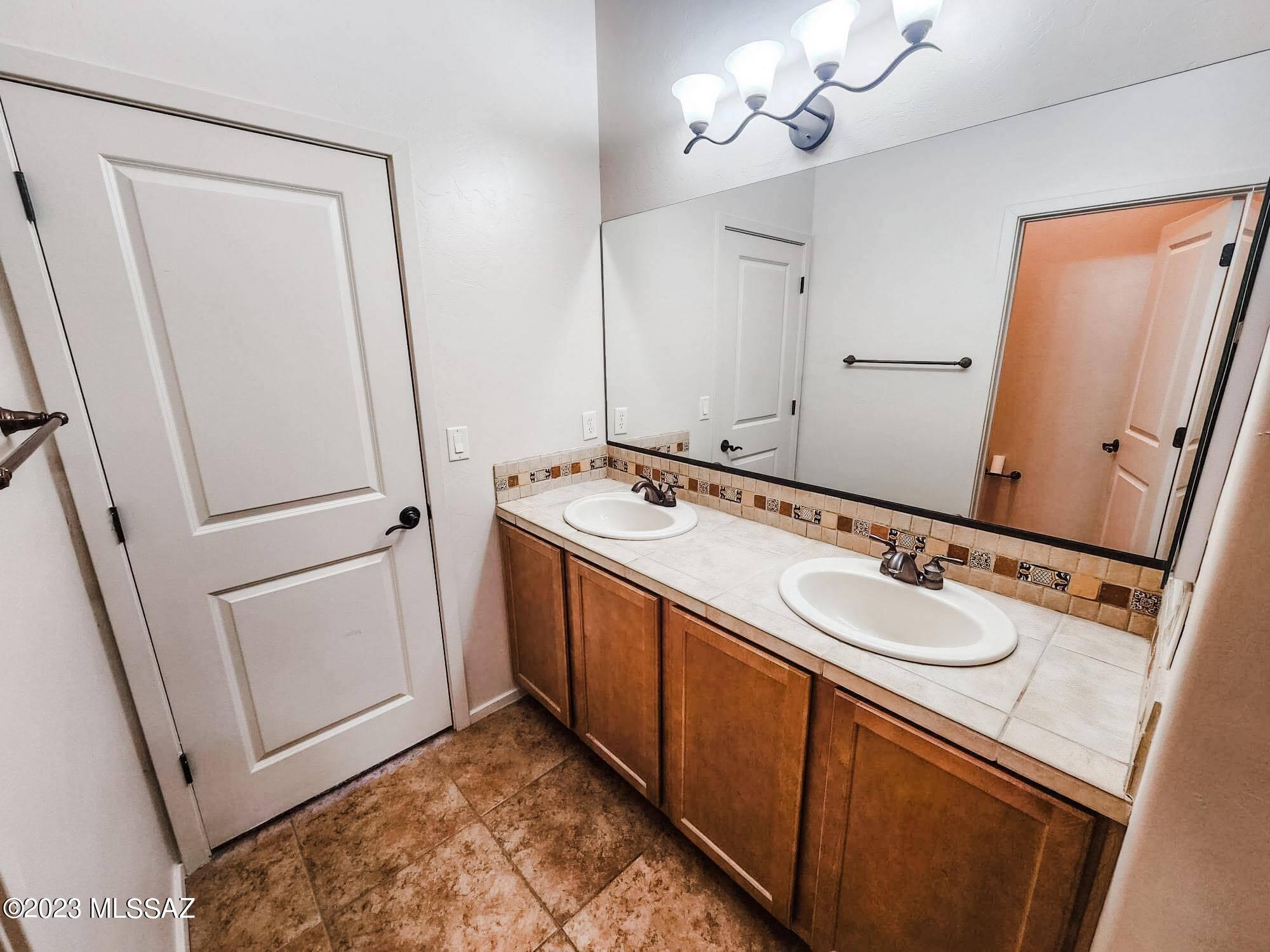 2018 East River Road, Unit 202 Tucson, AZ 85718 - Photo 6 of 13 Gallery Image 6