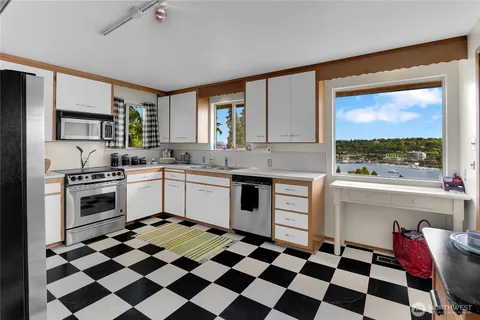 $1,395,000 | 438 Comstock Place, Seattle, WA 98109