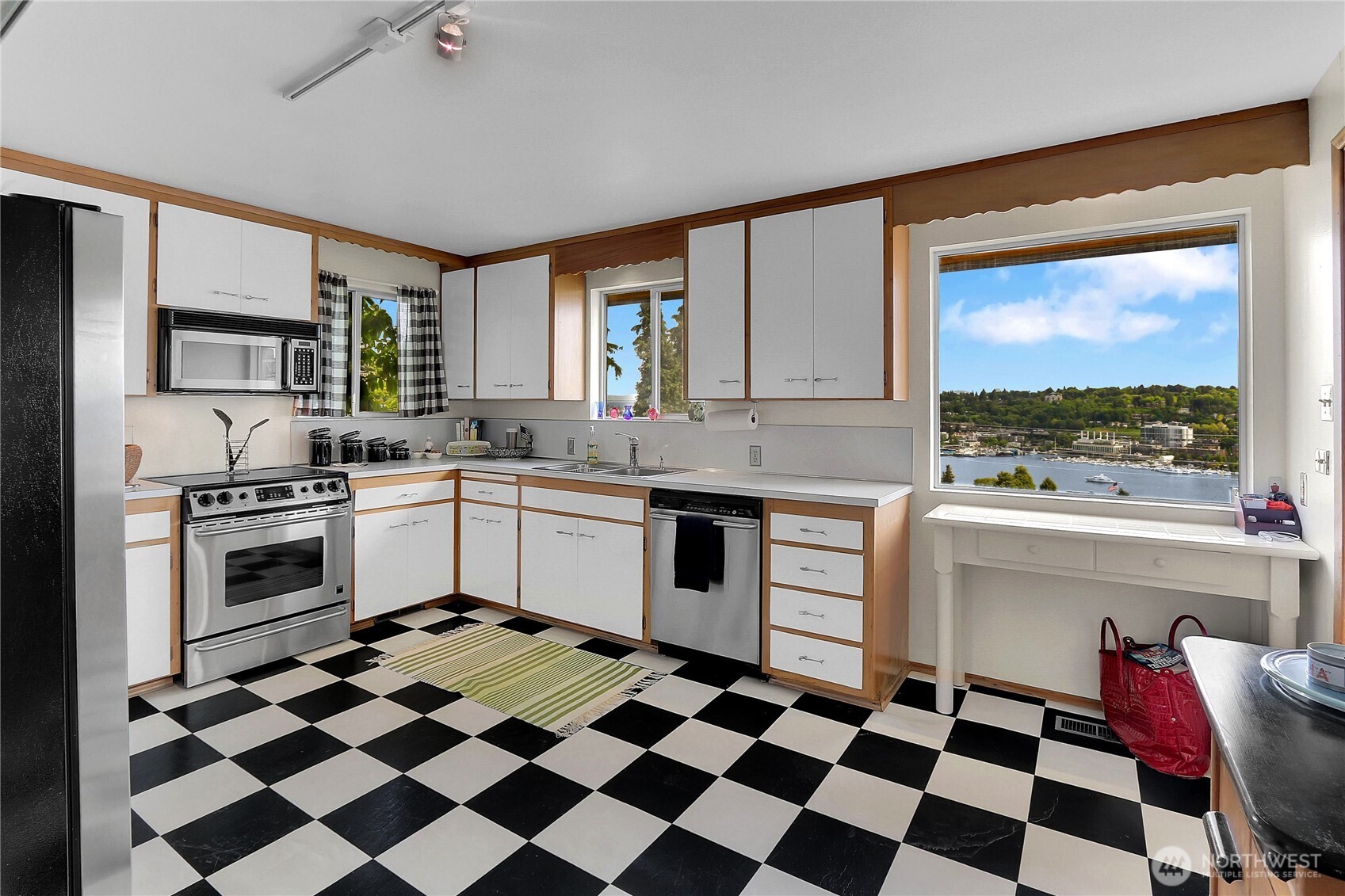 438 Comstock Place Seattle, WA 98109 - Photo 11 of 39