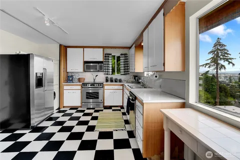 $1,395,000 | 438 Comstock Place, Seattle, WA 98109