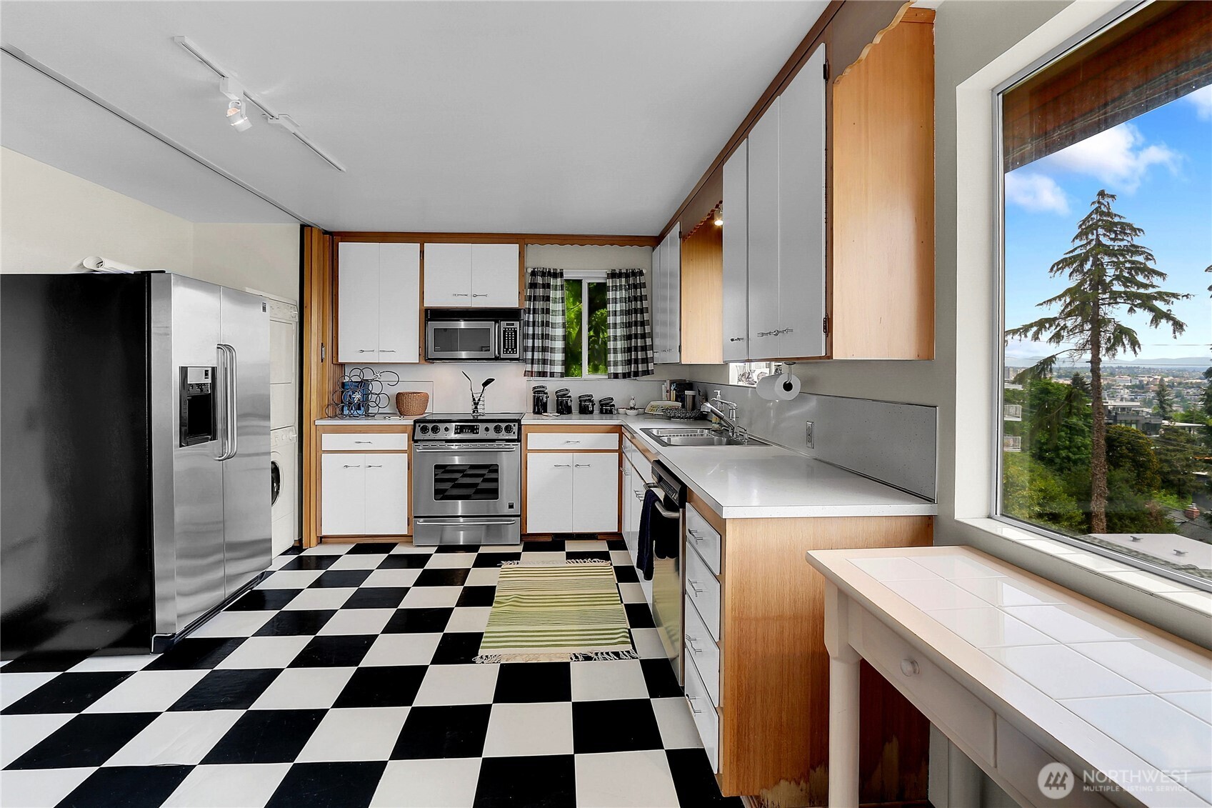 438 Comstock Place Seattle, WA 98109 - Photo 12 of 39
