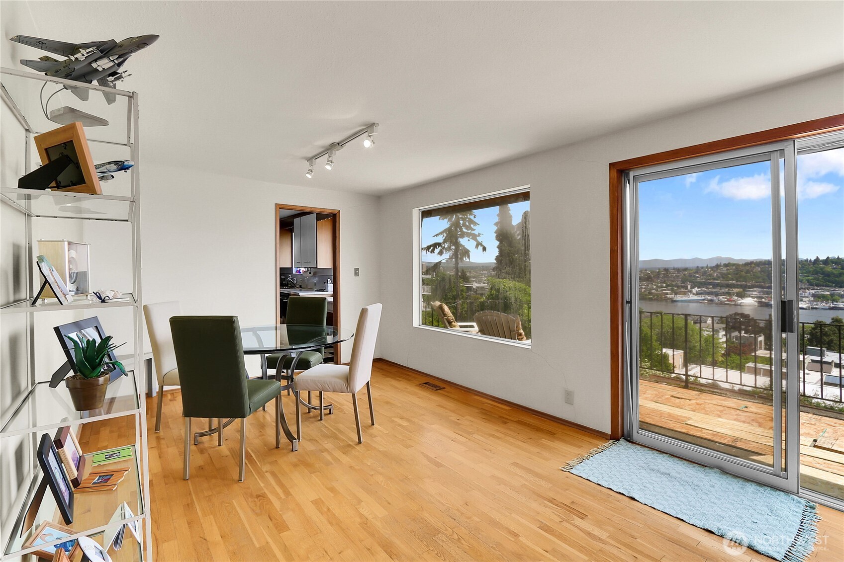 438 Comstock Place Seattle, WA 98109 - Photo 19 of 39