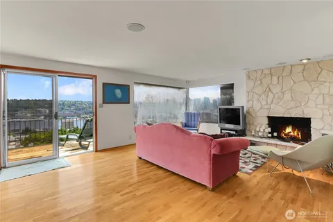 $1,395,000 | 438 Comstock Place, Seattle, WA 98109