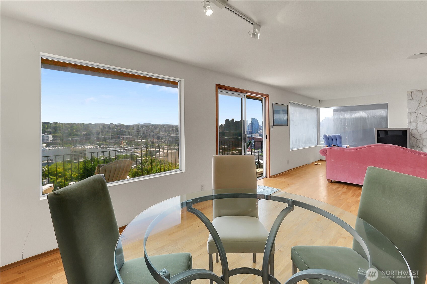 438 Comstock Place Seattle, WA 98109 - Photo 9 of 39