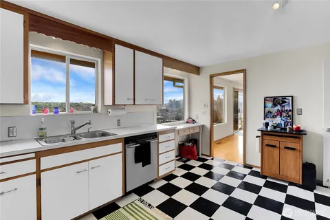 $1,395,000 | 438 Comstock Place, Seattle, WA 98109