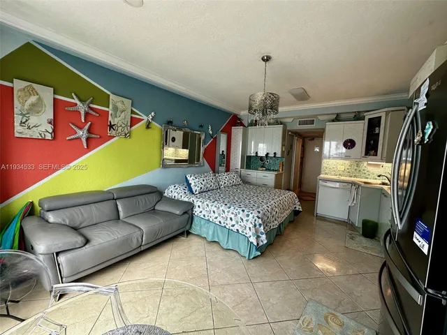 $2,400 | 6345 Collins Avenue, Unit 435, Miami Beach, FL 33141