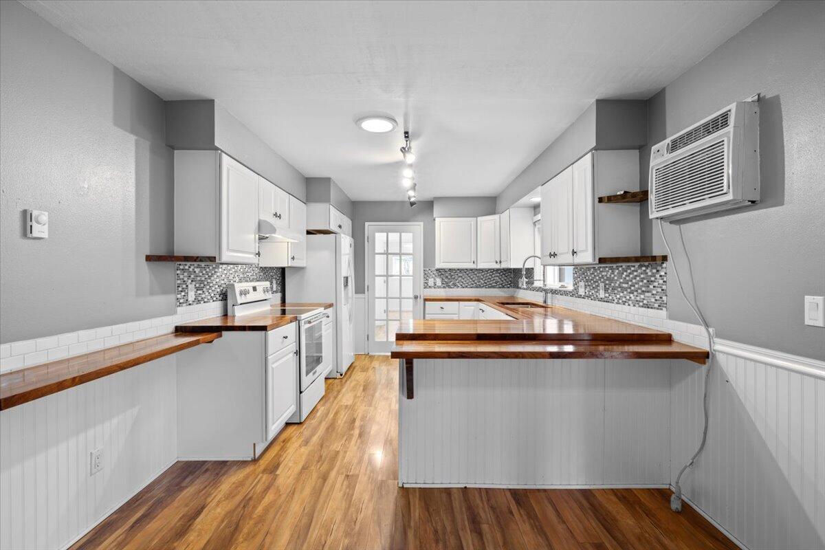 1800 Robinson Road Grants Pass, OR 97527 - Photo 15 of 34 Breakfast bar
