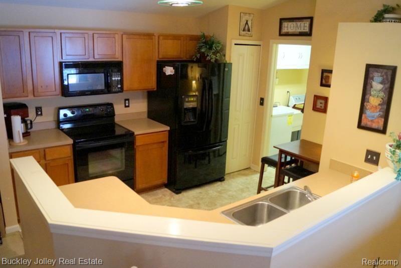 4094 Hampton Ridge Boulevard, Unit 53 Howell, MI 48843 - Photo 7 of 15 All Appliances Stay