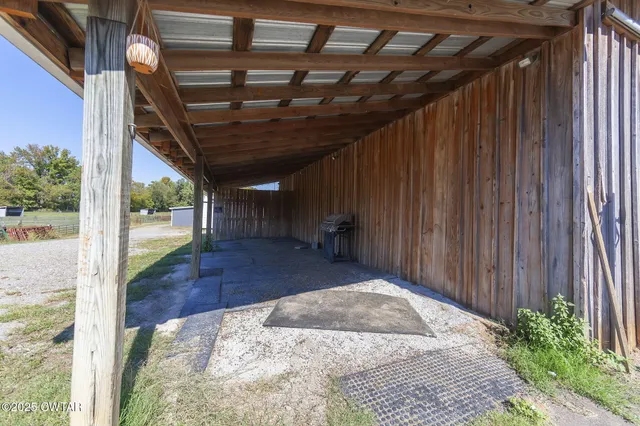 a view of a backyard