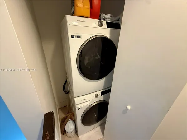 a close up view of a washer and dryer