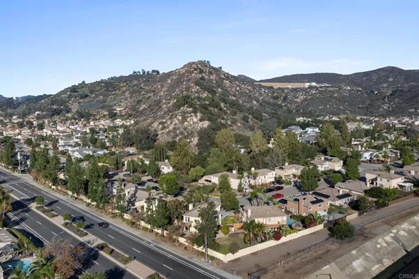 a view of a back yard