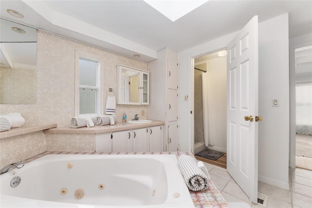 20361 1st Street McIntosh, FL 32664 - Photo 36 of 62 a bathroom with a bathtub and a sink