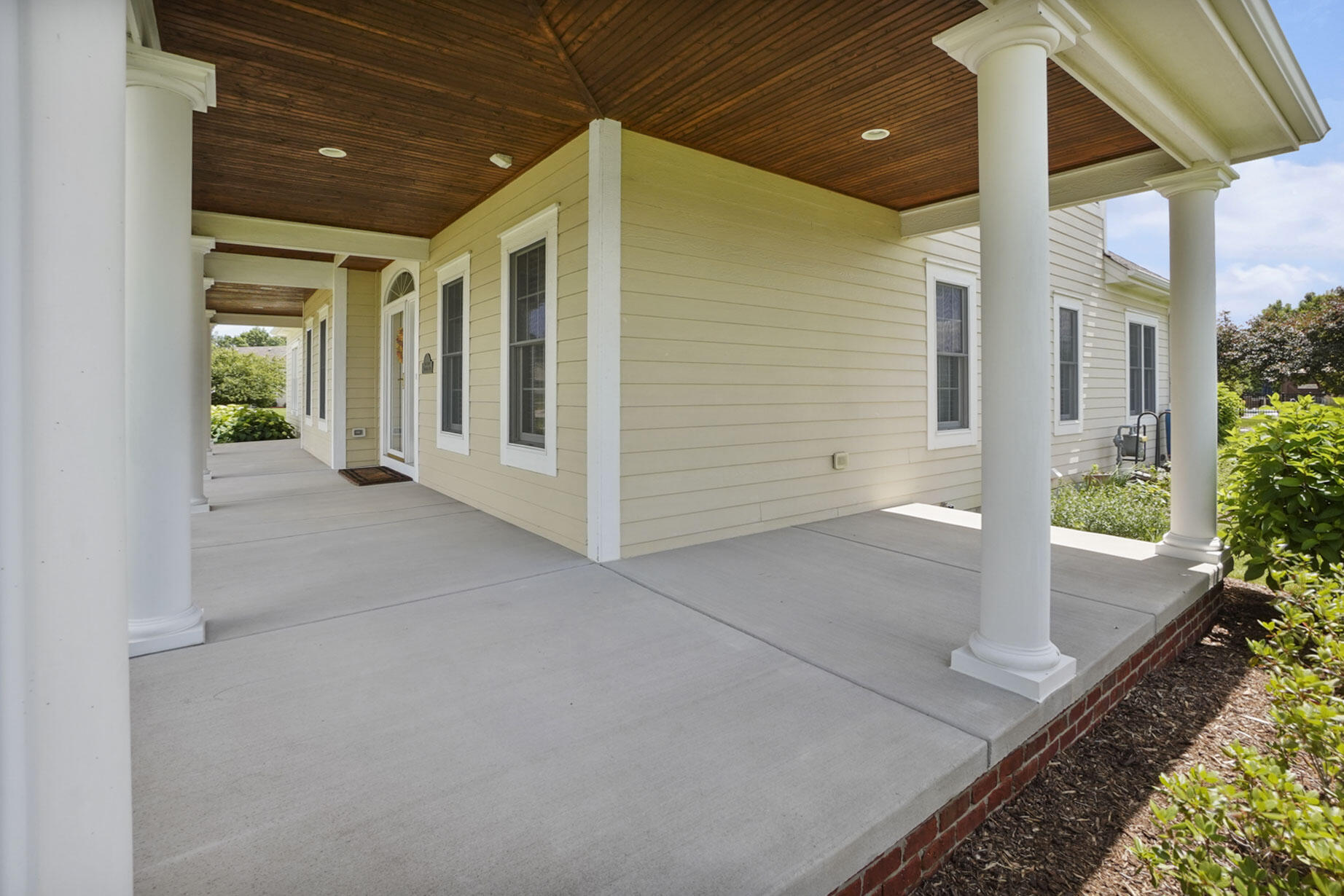 N75W24615 Overland Road Sussex, WI 53089 - Photo 5 of 44 Front Porch