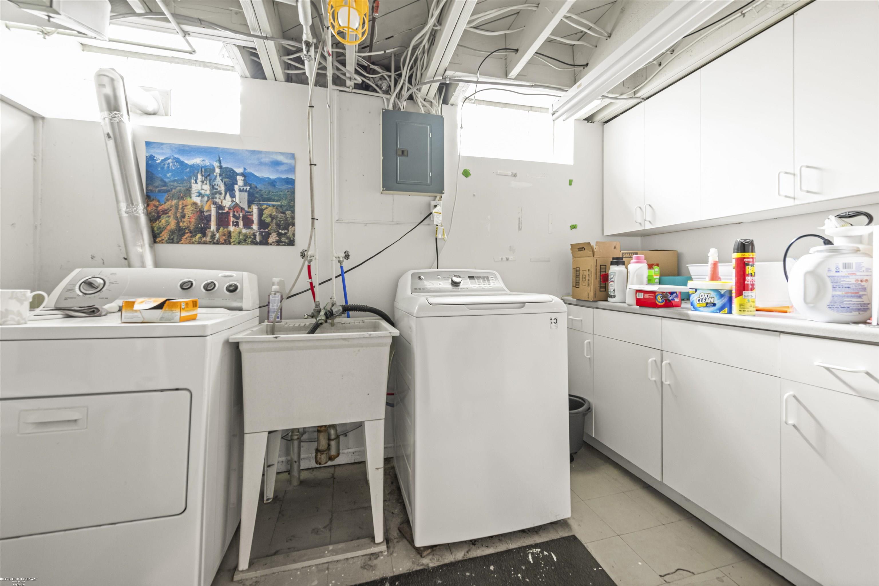 1597 Newcastle Road Grosse Pointe, MI 48236 - Photo 22 of 31 50192074-9e39e3bf-e641-4f1a-83ca-152d48b09ebd.JPG