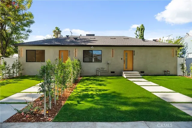a view of a yard with a house