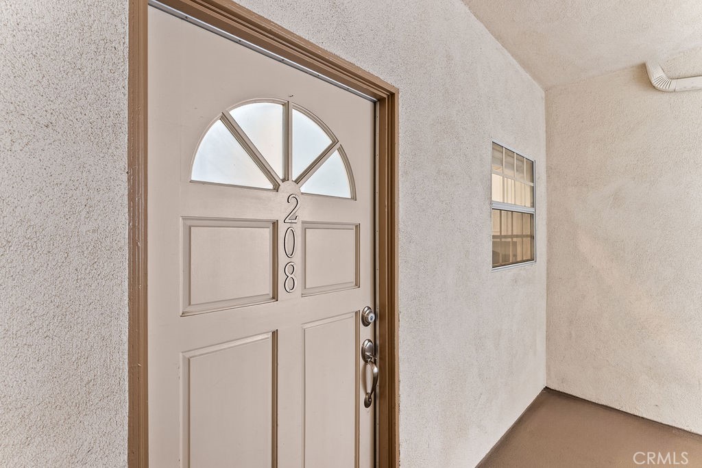 1145 Roswell Avenue, Unit 8A Long Beach, CA 90804 - Photo 22 of 35 a view of front door with a mirror
