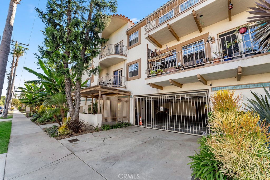 1145 Roswell Avenue, Unit 8A Long Beach, CA 90804 - Photo 27 of 35 a view of a building with a street