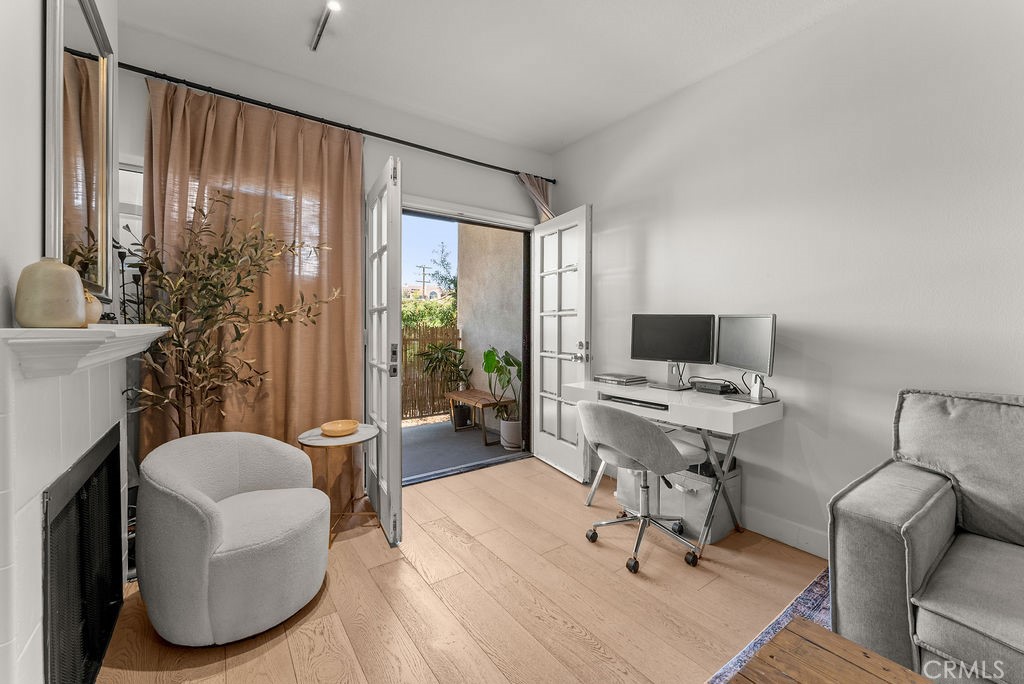 1145 Roswell Avenue, Unit 8A Long Beach, CA 90804 - Photo 3 of 35 a workspace with furniture and a window
