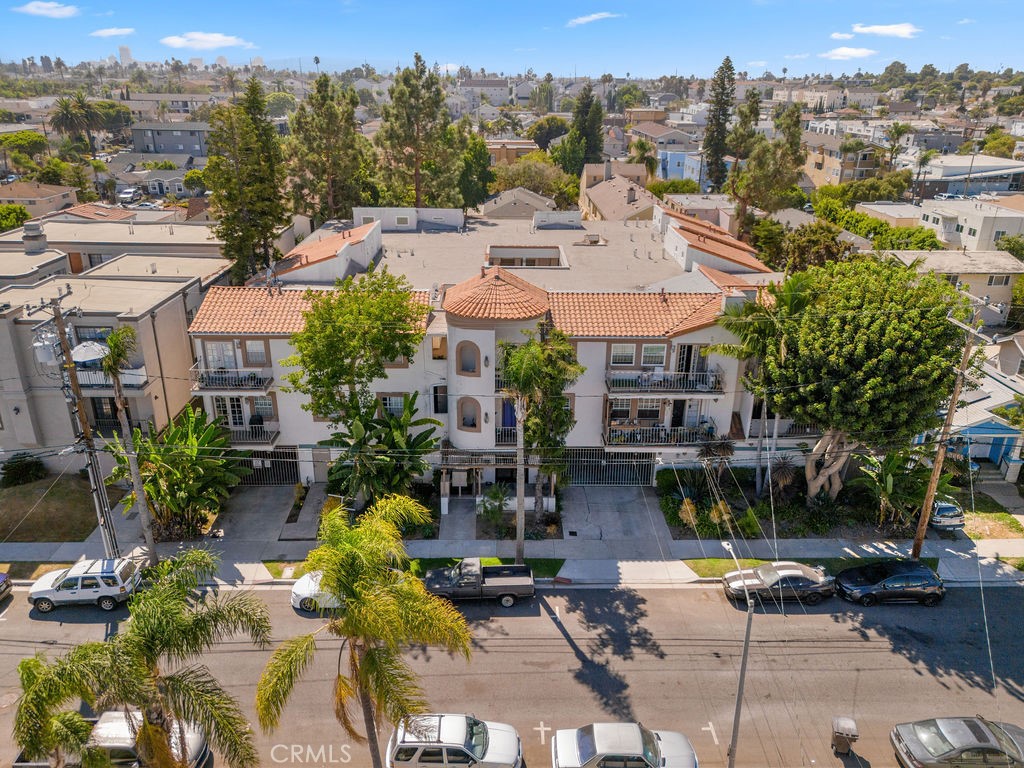 1145 Roswell Avenue, Unit 8A Long Beach, CA 90804 - Photo 33 of 35 a view of a building with garden and patio