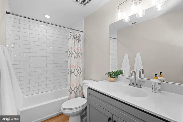 $790,000 | 35611 Hamlet Court, Round Hill, VA 20141