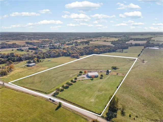 $525,000 | 8825 Northeast 312th Street, Cameron, MO 64429
