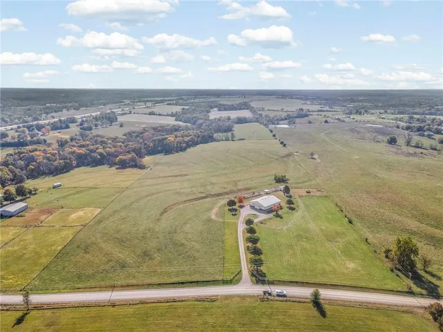 $525,000 | 8825 Northeast 312th Street, Cameron, MO 64429