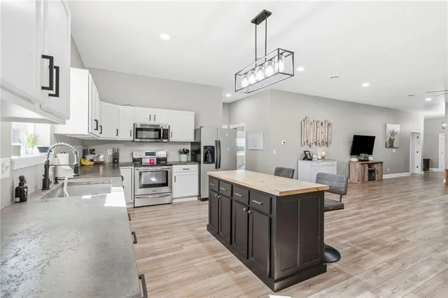 $525,000 | 8825 Northeast 312th Street, Cameron, MO 64429