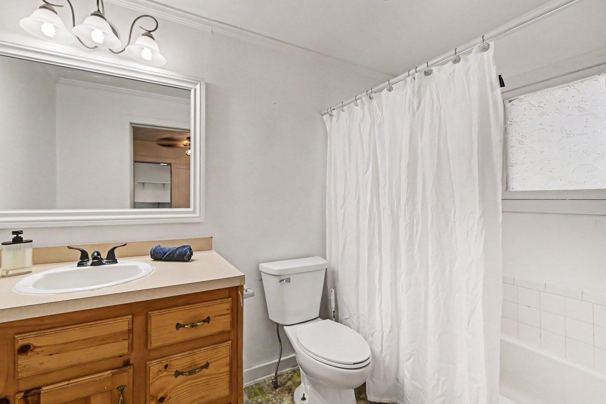 412 Merritt Street Charlotte, MI 48813 - Photo 11 of 22 014_file_7924