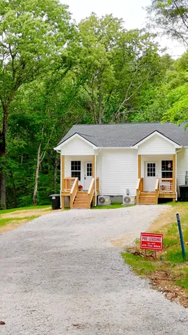 a view of a house with backyard and garden