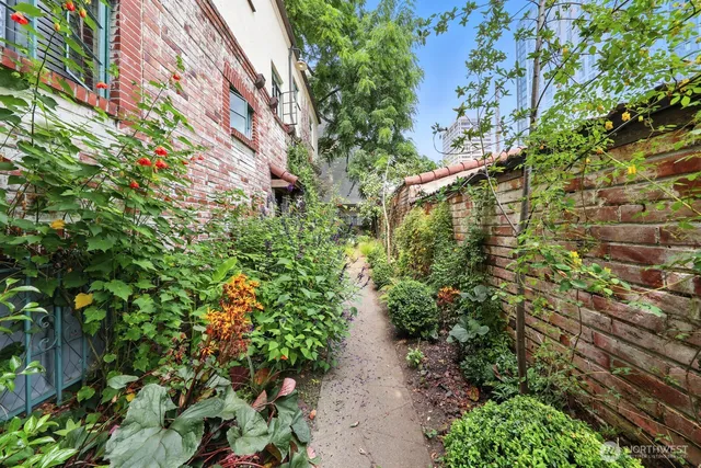 $799,950 | 1106 Northeast 42nd Street, Unit 19, Seattle, WA 98105