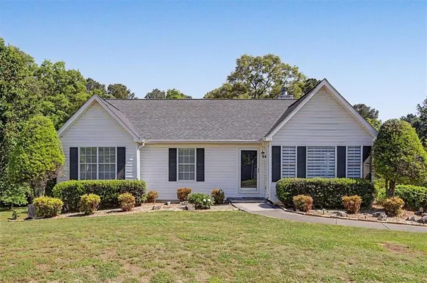 a view of a house with backyard and garden