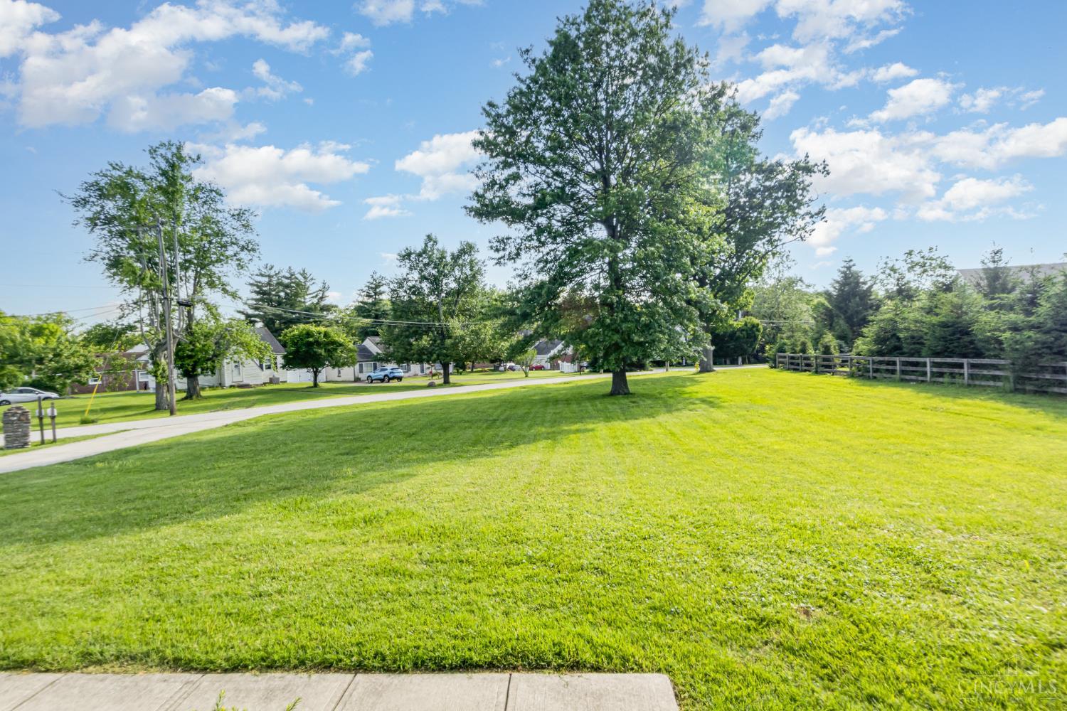 954 Phillips Road Cincinnati, OH 45230 - Photo 8 of 30 Large front yard