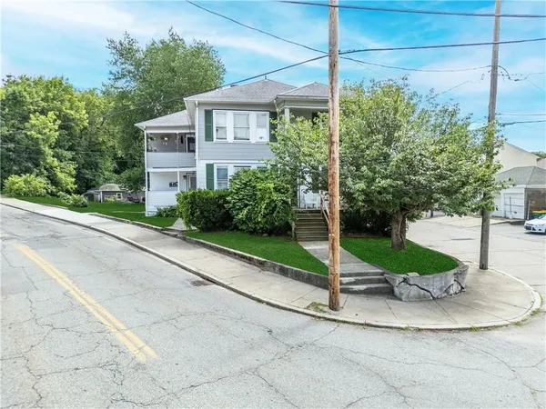 $1,600 | 251 Transit Street, Unit 2R, Woonsocket, RI 02895