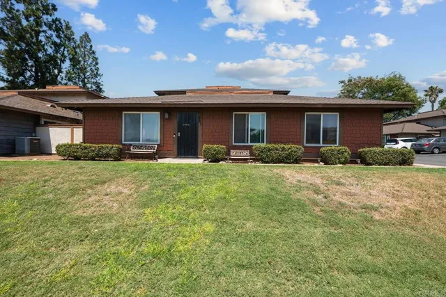 a view of a back yard of the house