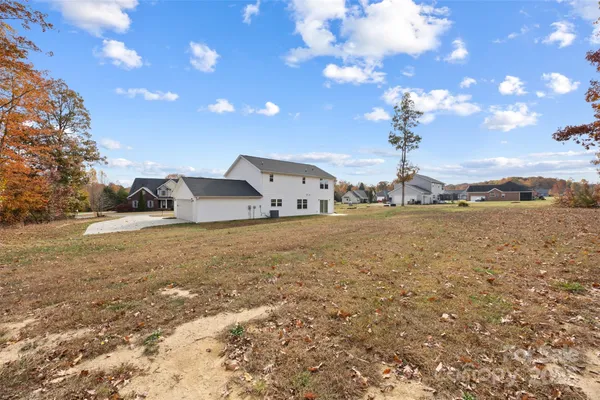 a view of a yard with a house