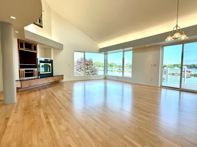 $629,000 | 1976 Bay Street, Worthington, MN 56187