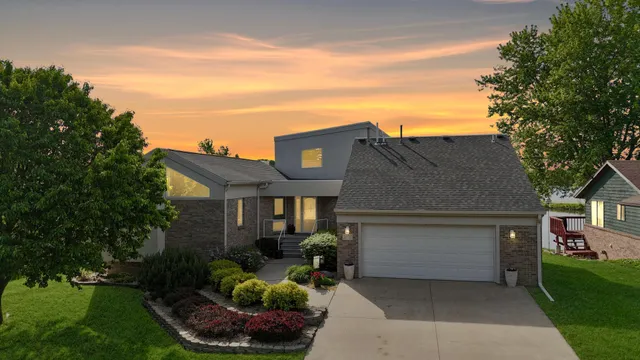 $629,000 | 1976 Bay Street, Worthington, MN 56187