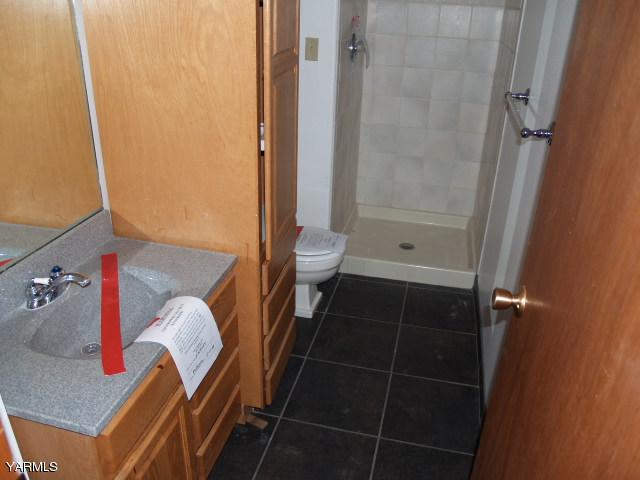 721 Bittner Road Yakima, WA 98901 - Photo 14 of 18 a bathroom with a bathtub