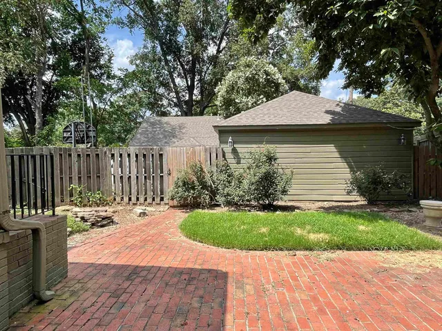 $2,800 | 3652 Poplar Avenue, Memphis, TN 38111