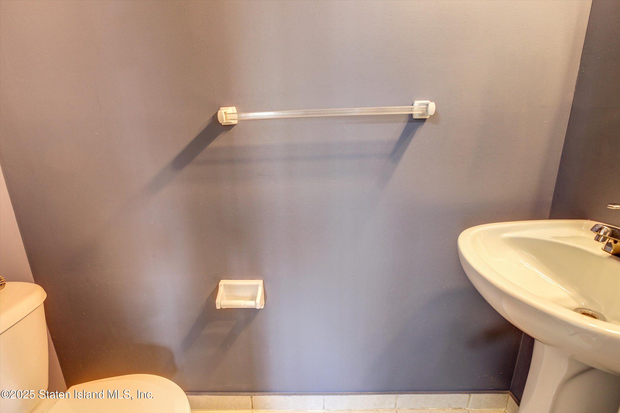 25 Gwenn Loop Staten Island, NY 10314 - Photo 12 of 32 a bathroom with a toilet