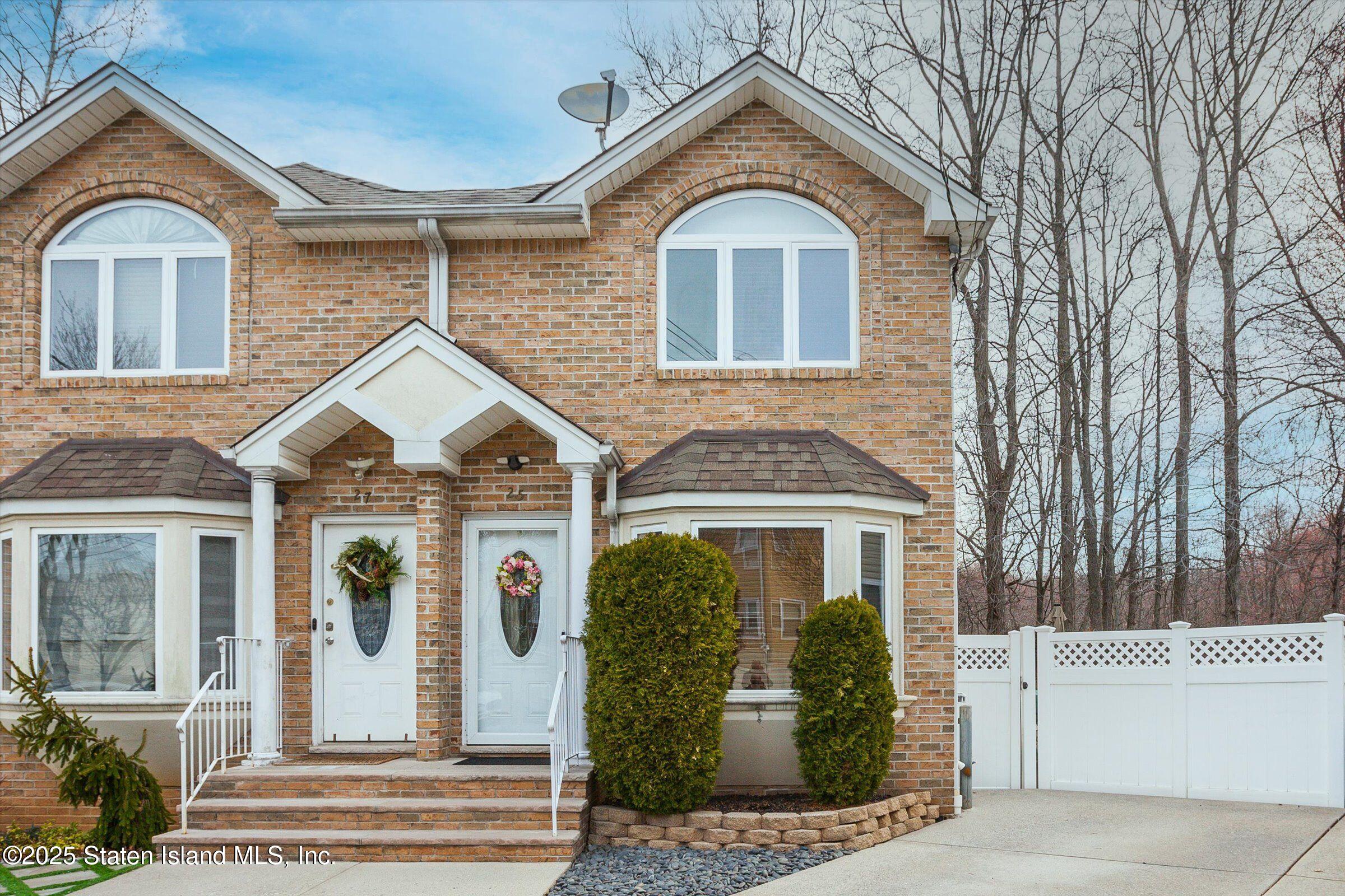 25 Gwenn Loop Staten Island, NY 10314 - Photo 2 of 32 a front view of a house with garden