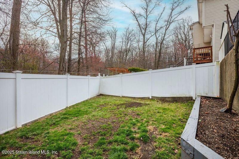 25 Gwenn Loop Staten Island, NY 10314 - Photo 24 of 32 a view of a backyard