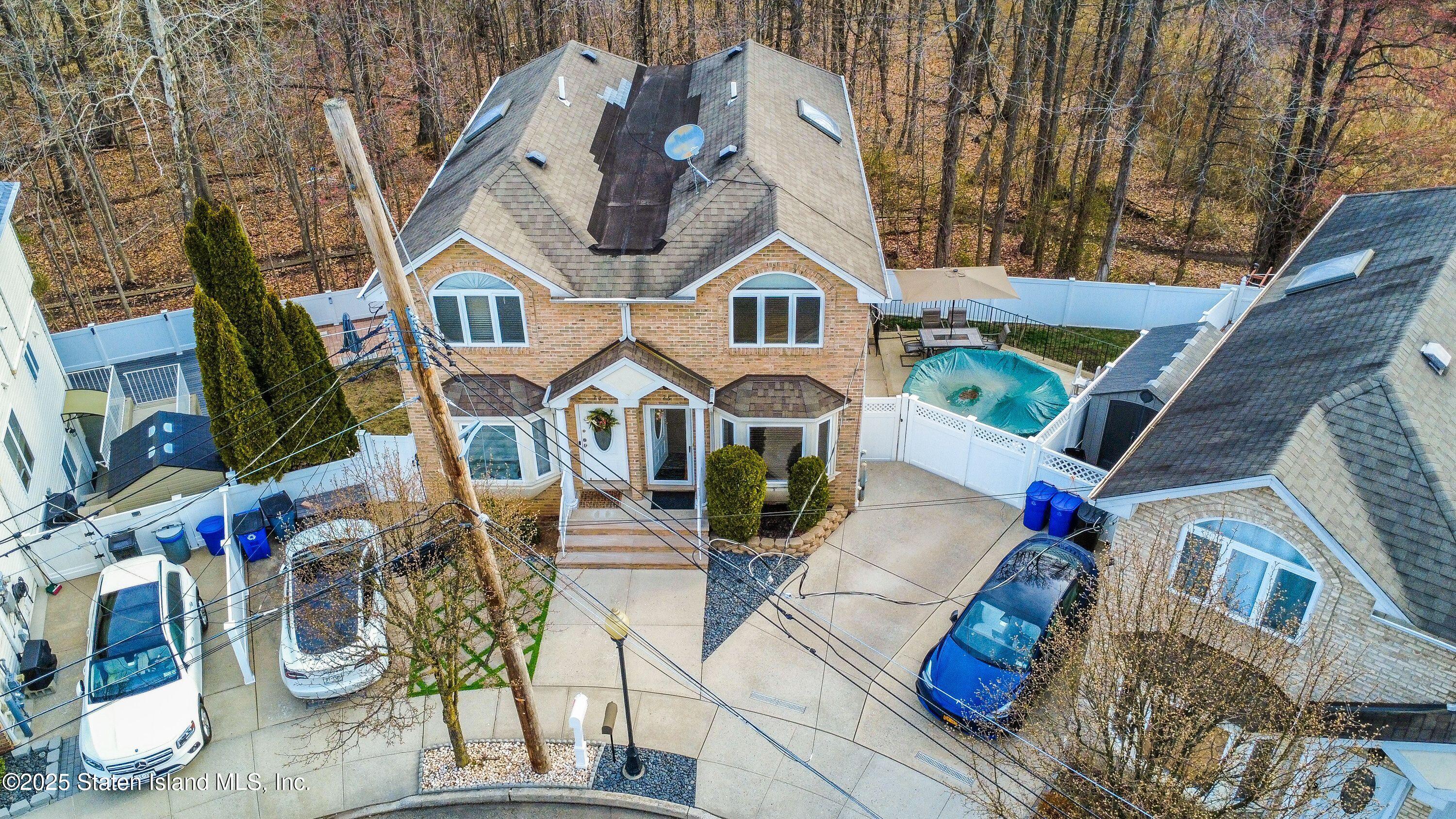25 Gwenn Loop Staten Island, NY 10314 - Photo 25 of 32 an aerial view of a house with swimming pool