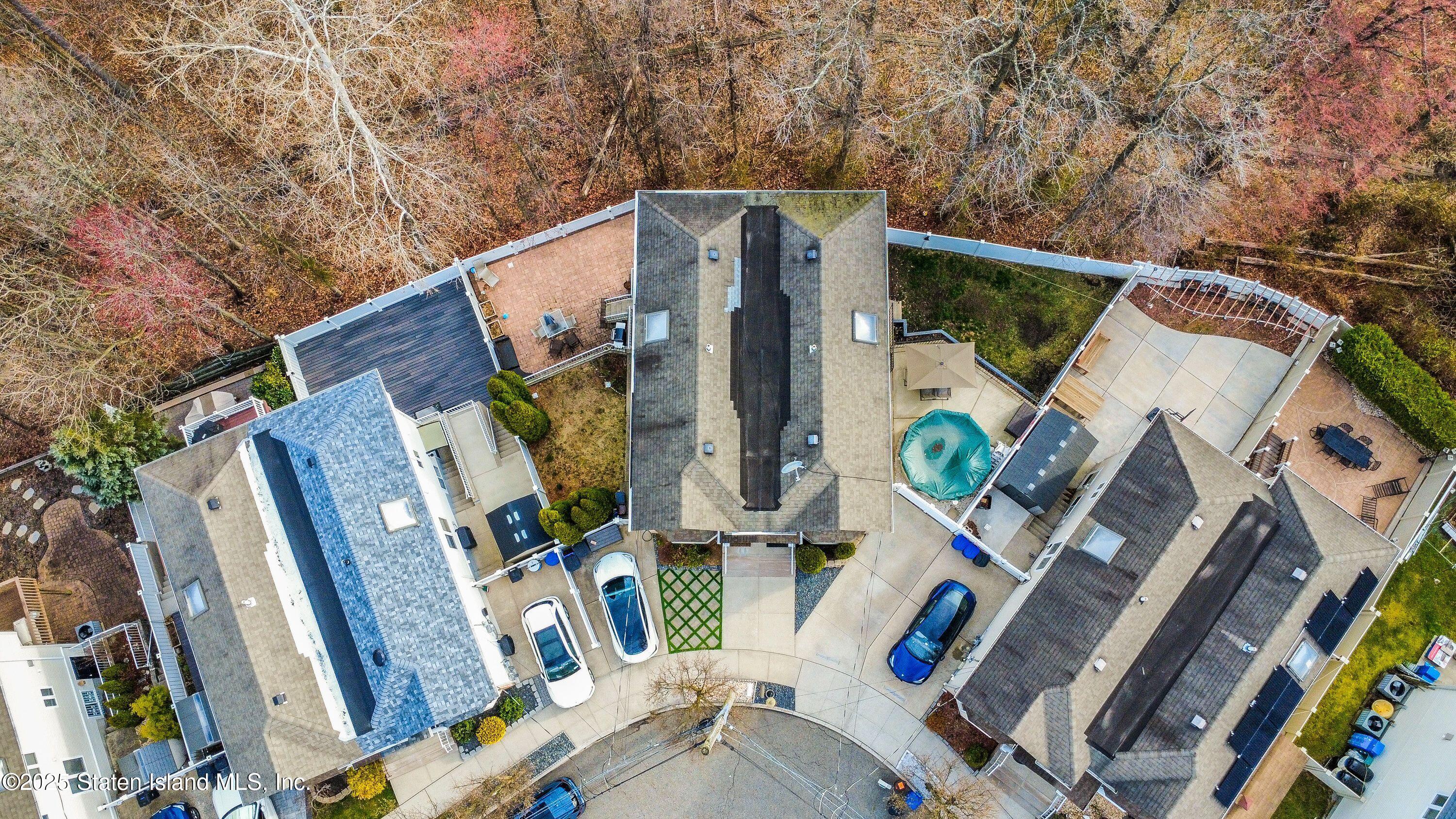 25 Gwenn Loop Staten Island, NY 10314 - Photo 28 of 32 an aerial view of a house with outdoor space