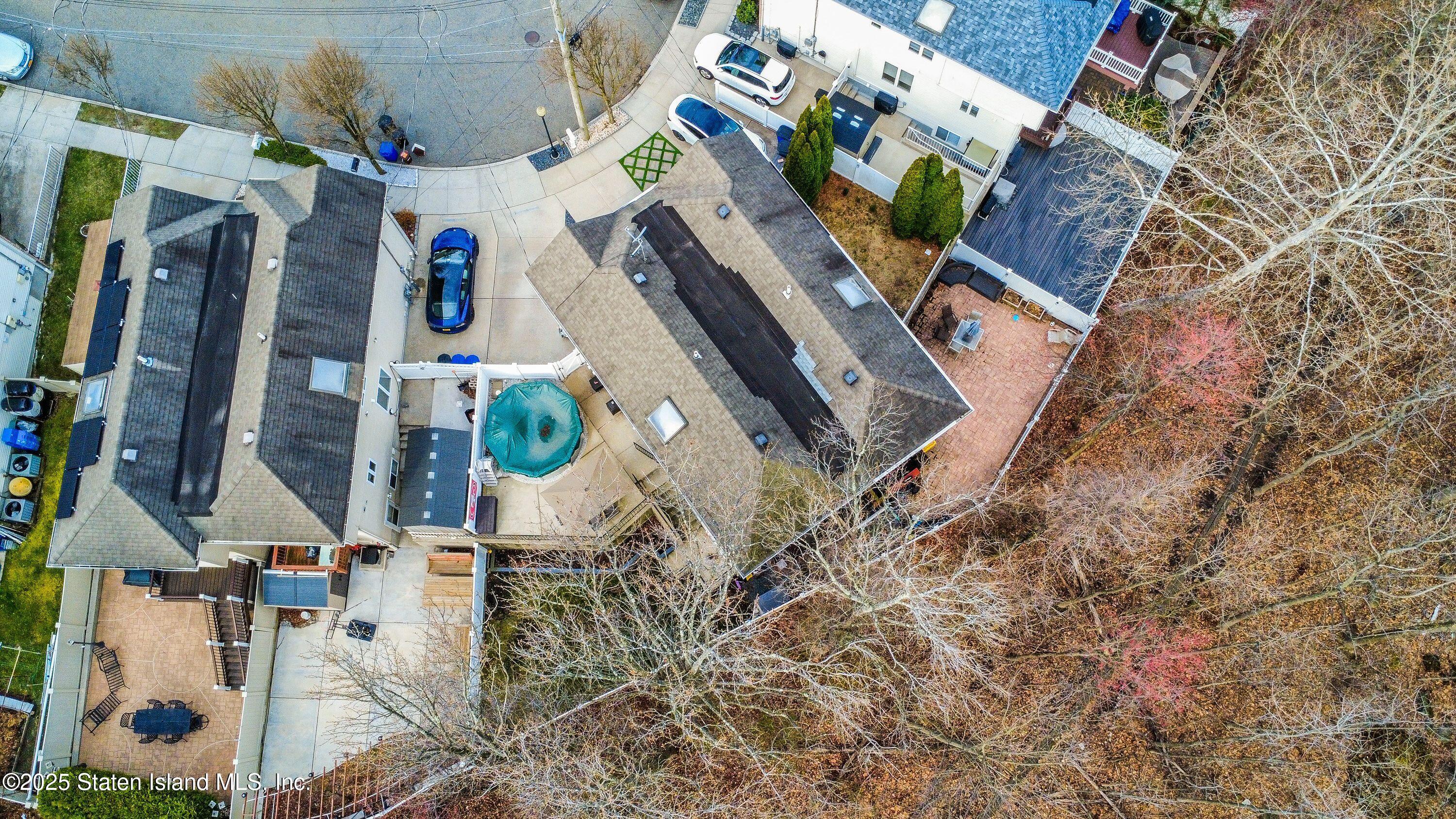 25 Gwenn Loop Staten Island, NY 10314 - Photo 29 of 32 with a bird view of a house