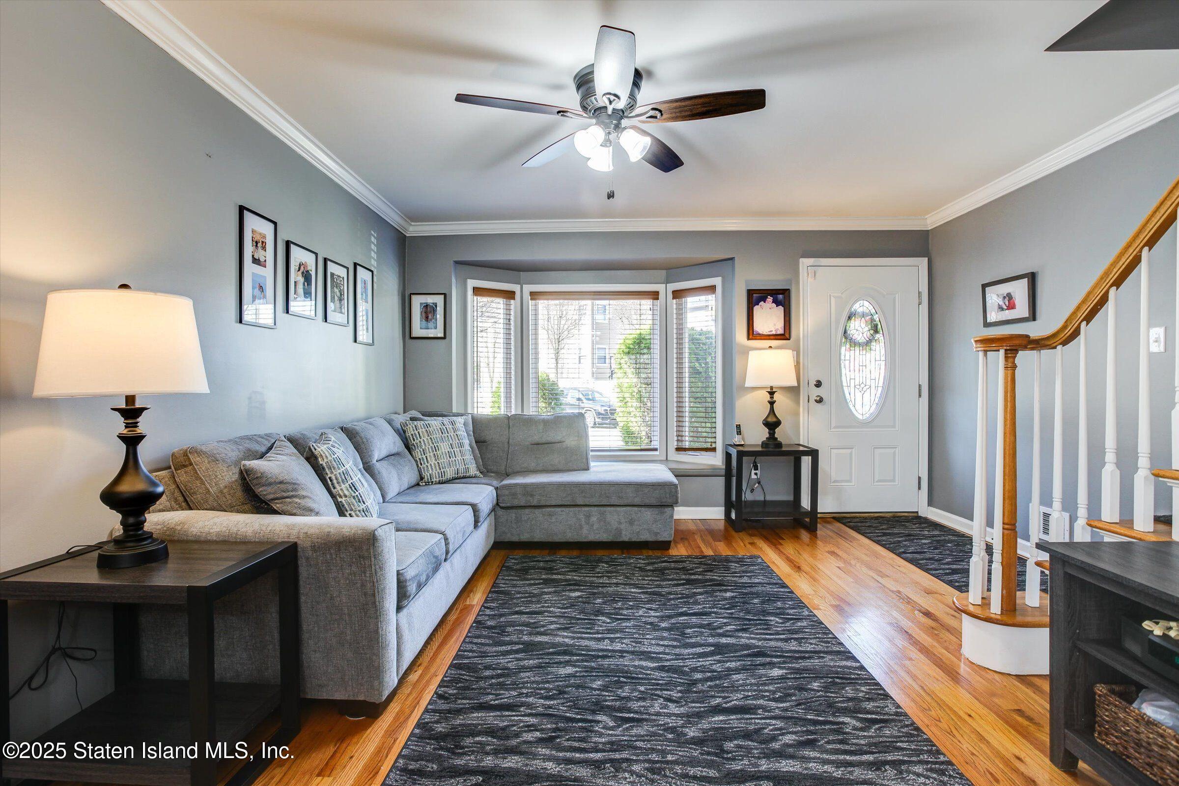 25 Gwenn Loop Staten Island, NY 10314 - Photo 5 of 32 a living room with furniture and a rug