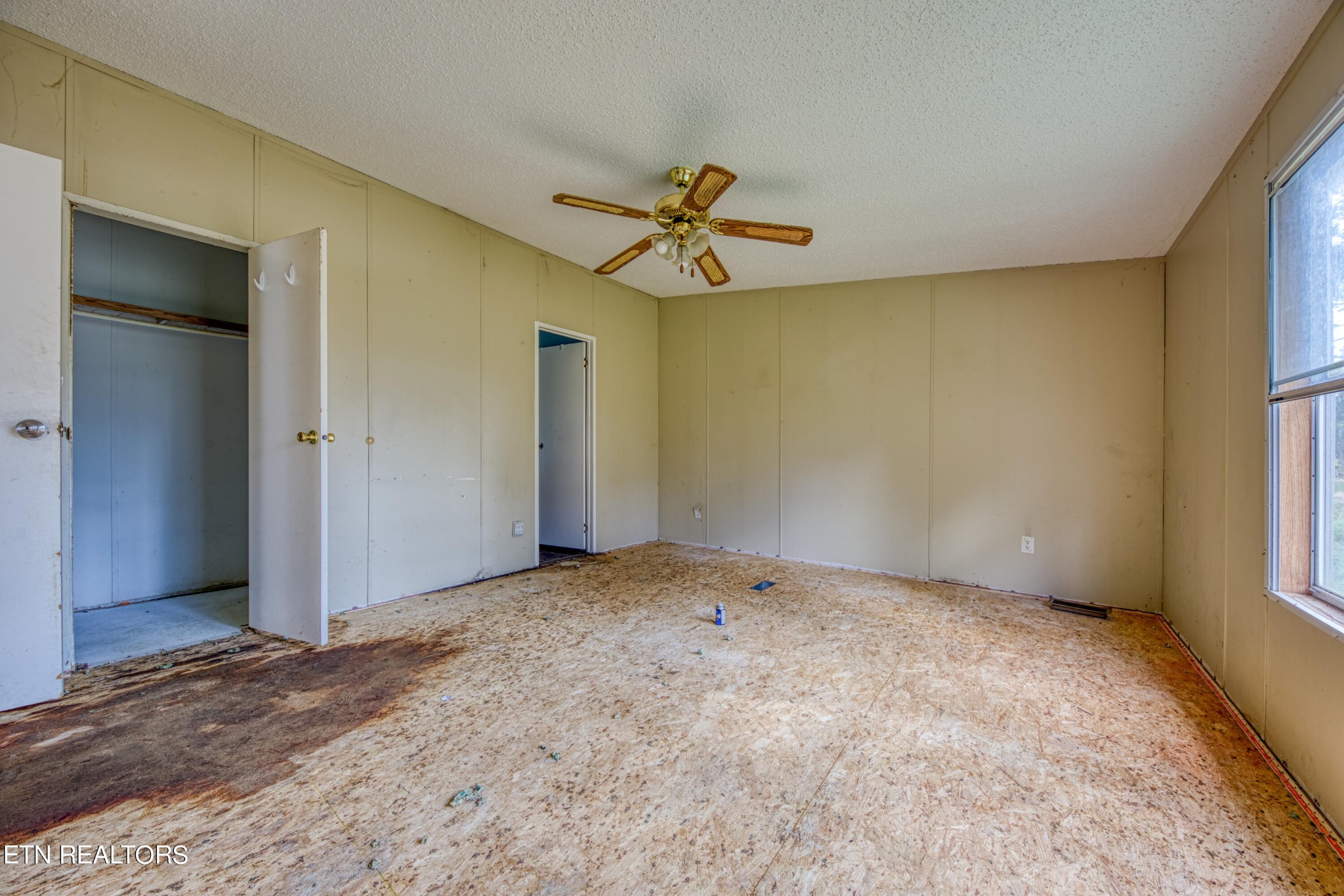 8504 Childress Road Powell, TN 37849 - Photo 6 of 15 an empty room with windows and fan