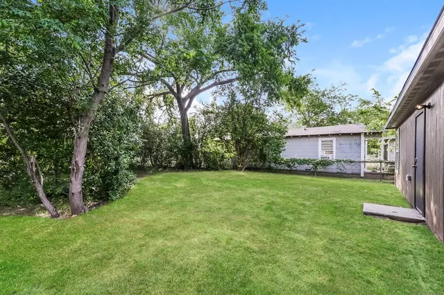 a view of a house with backyard and garden
