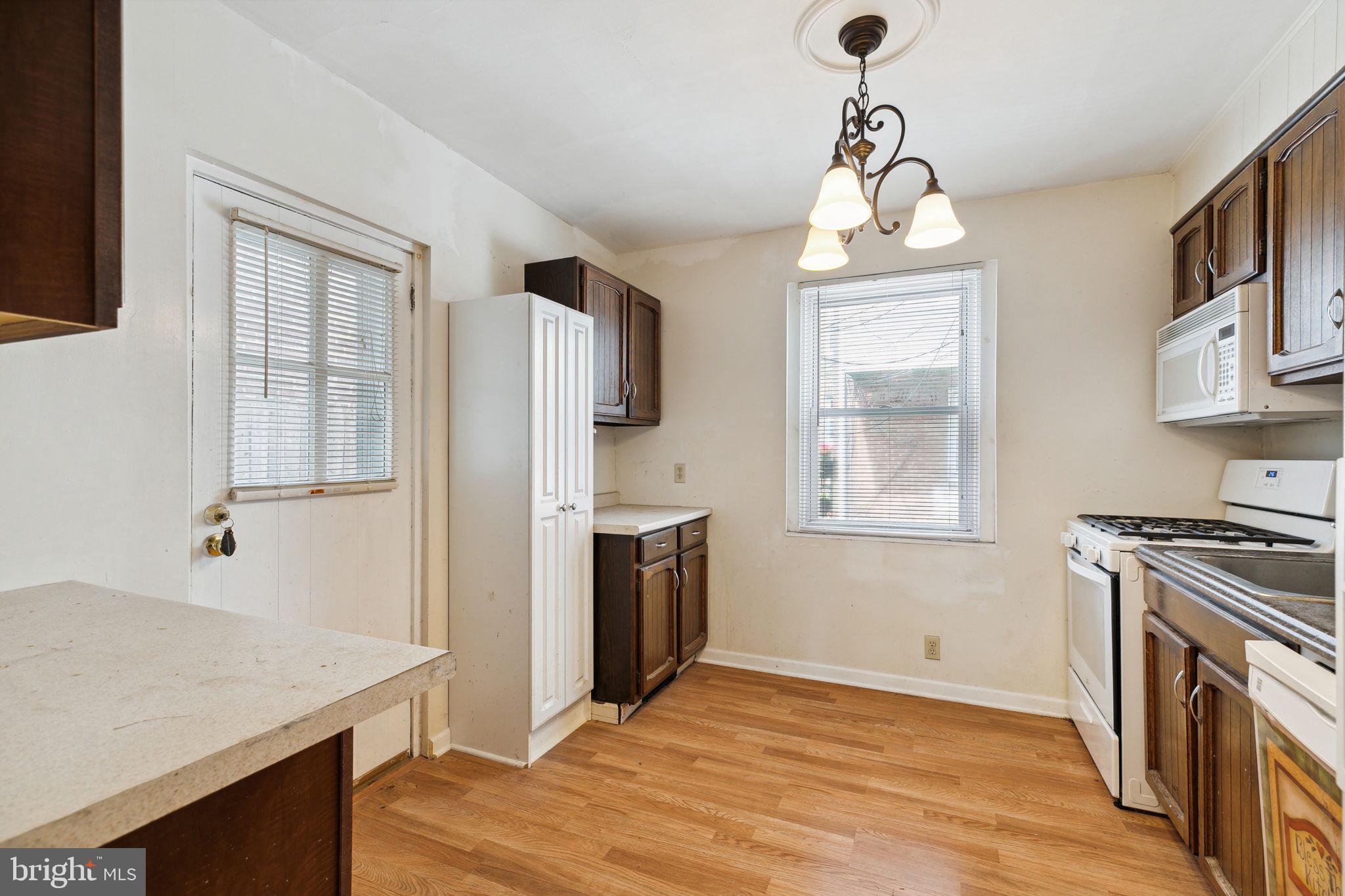 327 Avon Road Upper Darby, PA 19082 - Photo 11 of 29